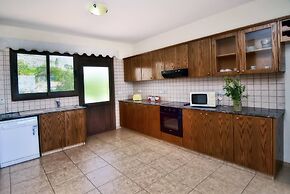 Villa Only 50m To The Sea, Sleeps 12, Polis