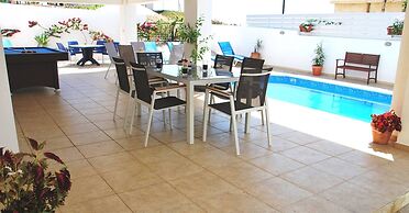 Villa Only 50m To The Sea, Sleeps 12, Polis