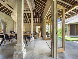 Peaceful Affordable 3 Bedrooms Private Pool Villa Near Seminyak
