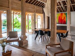 Peaceful Affordable 3 Bedrooms Private Pool Villa Near Seminyak