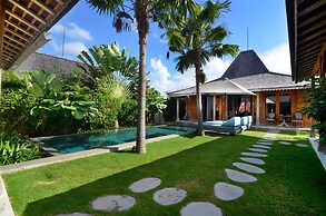 Peaceful Affordable 3 Bedrooms Private Pool Villa Near Seminyak