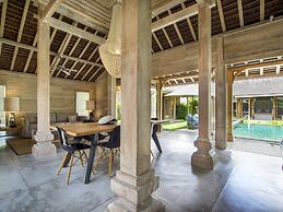 Peaceful Affordable 3 Bedrooms Private Pool Villa Near Seminyak