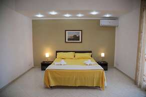 Spacious 4 Bedroom Apartment With Terrace And View