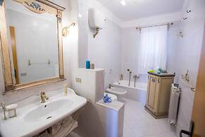 Spacious 4 Bedroom Apartment With Terrace And View