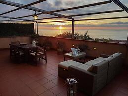 Spacious 4 Bedroom Apartment With Terrace And View