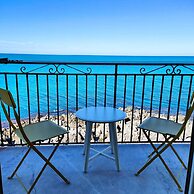 Room in Guest Room - Central Room With Balcony And Amazing Sea View