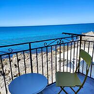 Room in Guest Room - Central Room With Balcony And Amazing Sea View