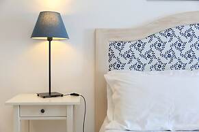 Room in Guest Room - Central Room With Balcony And Amazing Sea View