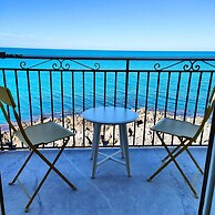 Room in Guest Room - Central Room With Balcony And Amazing Sea View