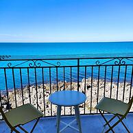 Room in Guest Room - Central Room With Balcony And Amazing Sea View