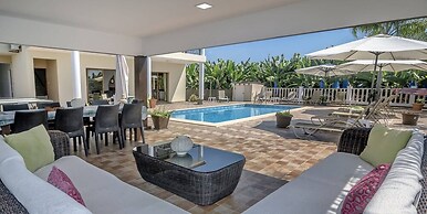 Impressive Villa Exclusive Sea Caves Walk to Taverns Sleeps 11 Ref 507