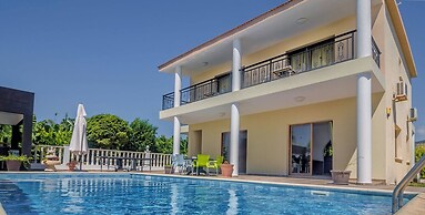 Impressive Villa Exclusive Sea Caves Walk to Taverns Sleeps 11 Ref 507