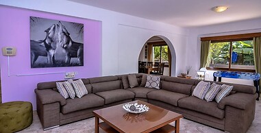 Impressive Villa Exclusive Sea Caves Walk to Taverns Sleeps 11 Ref 507