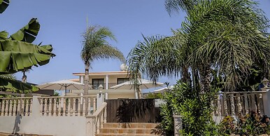 Impressive Villa Exclusive Sea Caves Walk to Taverns Sleeps 11 Ref 507