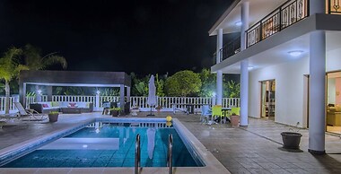 Impressive Villa Exclusive Sea Caves Walk to Taverns Sleeps 11 Ref 507