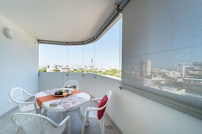 Stylish Residenza Torre Bianca 2 Bedroom Apartment Sleeps 5