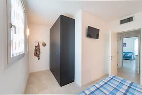Stylish Residenza Torre Bianca 2 Bedroom Apartment Sleeps 5