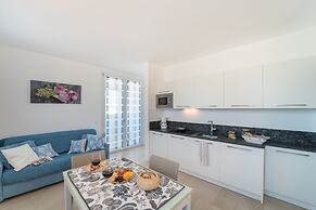Stylish Residenza Torre Bianca 2 Bedroom Apartment Sleeps 5