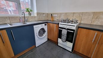 Spacious 4-bed House Great Location Coventry