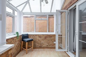 Milton Keynes Close to Station 6 bed Free Parking