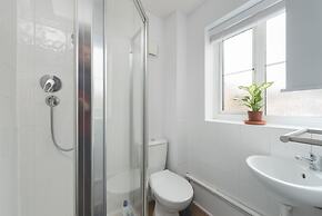 Milton Keynes Close to Station 6 bed Free Parking