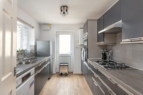 Milton Keynes Close to Station 6 bed Free Parking