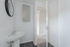 Milton Keynes Close to Station 6 bed Free Parking