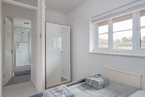 Milton Keynes Close to Station 6 bed Free Parking