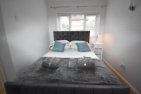 Milton Keynes Close to Station 6 bed Free Parking