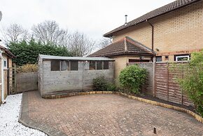 Milton Keynes Close to Station 6 bed Free Parking