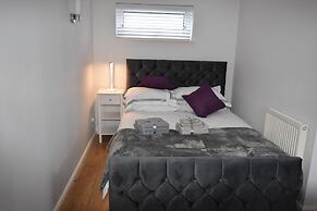 Milton Keynes Close to Station 6 bed Free Parking