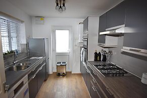 Milton Keynes Close to Station 6 bed Free Parking