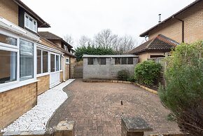 Milton Keynes Close to Station 6 bed Free Parking