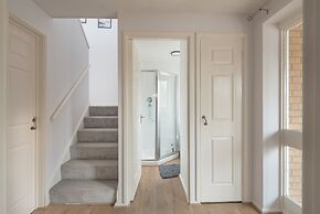 Milton Keynes Close to Station 6 bed Free Parking