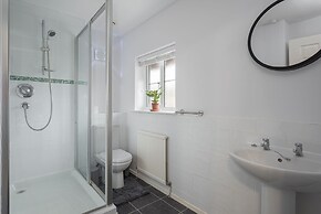 Milton Keynes Close to Station 6 bed Free Parking