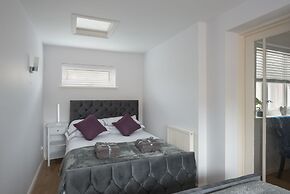 Milton Keynes Close to Station 6 bed Free Parking