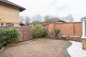 Milton Keynes Close to Station 6 bed Free Parking