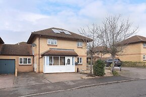 Milton Keynes Close to Station 6 bed Free Parking