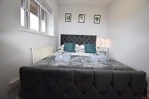 Milton Keynes Close to Station 6 bed Free Parking