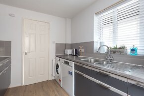 Milton Keynes Close to Station 6 bed Free Parking