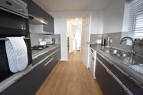 Milton Keynes Close to Station 6 bed Free Parking