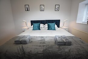 Milton Keynes Close to Station 6 bed Free Parking