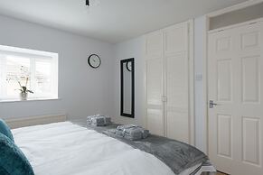 Milton Keynes Close to Station 6 bed Free Parking