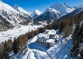 Waldhotel Fletschhorn Private Whole Hotel in Saas-Fee: 360 Alpine View