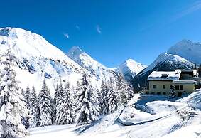 Waldhotel Fletschhorn - Panoramic Retreat in Saas Fee