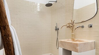 Cenoura-Brava Villas & Suites.