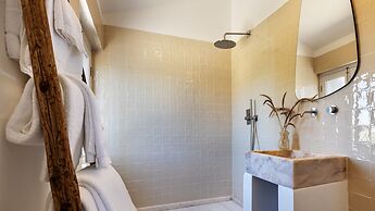 Cenoura-Brava Villas & Suites.