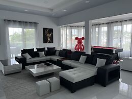 Luxury 5BD Loft in Prime Location