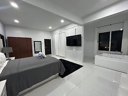 Luxury 5BD Loft in Prime Location