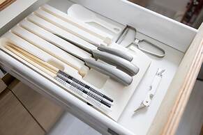 ONE WORLD Sakaisuji Hommachi